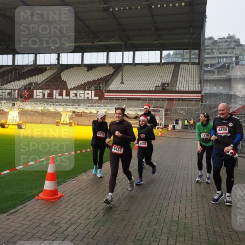 07.12.2025 - St. Pauli X-Mass-Run No. 15 Fabian Wolf http://msf.ph/oto/9366146 07.12.2025 10:19:07 Ziel 3455, 3724, 3975, 3976, 4330, 4331, 4436, 4437, 4438, 4473, 4475, 4498 meine-sportfotos.de