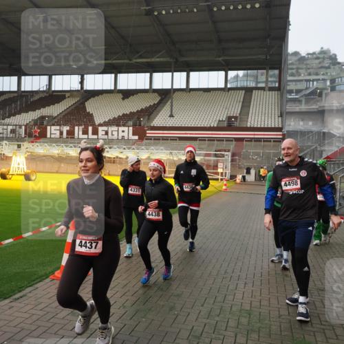 07.12.2025 - St. Pauli X-Mass-Run No. 15 Fabian Wolf http://msf.ph/oto/9366149 07.12.2025 10:19:08 Ziel 3455, 3724, 3975, 3976, 4330, 4331, 4436, 4437, 4438, 4473, 4475, 4498 meine-sportfotos.de