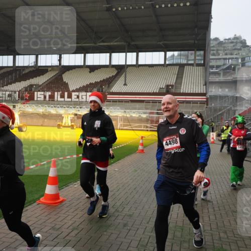 07.12.2025 - St. Pauli X-Mass-Run No. 15 Fabian Wolf http://msf.ph/oto/9366153 07.12.2025 10:19:09 Ziel 3455, 3724, 3975, 3976, 4330, 4331, 4436, 4437, 4438, 4473, 4475, 4498 meine-sportfotos.de