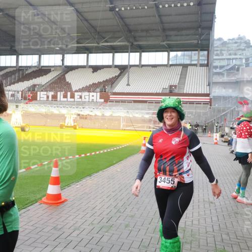 07.12.2025 - St. Pauli X-Mass-Run No. 15 Fabian Wolf http://msf.ph/oto/9366165 07.12.2025 10:19:12 Ziel 3455, 3724, 3975, 3976, 4330, 4331, 4436, 4437, 4438, 4466, 4473, 4475, 4498 meine-sportfotos.de