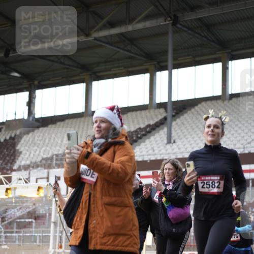 07.12.2025 - St. Pauli X-Mass-Run No. 15 Patografie http://msf.ph/oto/9366178 07.12.2025 10:50:21 Ziel 2250, 2460, 2582, 2583, 2584, 3287, 3291, 4075, 4110, 4111, 4756, 4757, 4759 meine-sportfotos.de