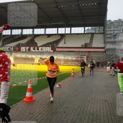 07.12.2025 - St. Pauli X-Mass-Run No. 15 Fabian Wolf http://msf.ph/oto/9366183 07.12.2025 10:19:19 Ziel 3695, 3724, 4115, 4436, 4437, 4438, 4466, 4473, 4475 meine-sportfotos.de
