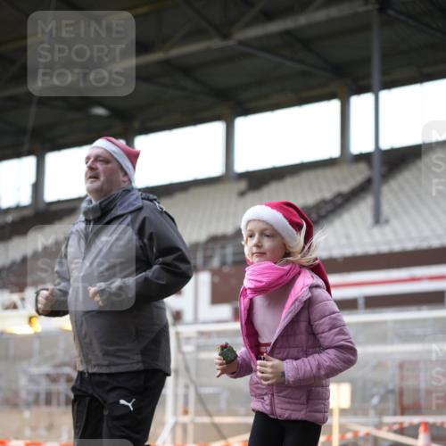 07.12.2025 - St. Pauli X-Mass-Run No. 15 Patografie http://msf.ph/oto/9366208 07.12.2025 10:50:30 Ziel 1726, 1729, 1730, 2250, 2460, 2582, 2583, 2584, 3287, 3291, 3368, 4075, 4110, 4111, 4756, 4757, 4759 meine-sportfotos.de