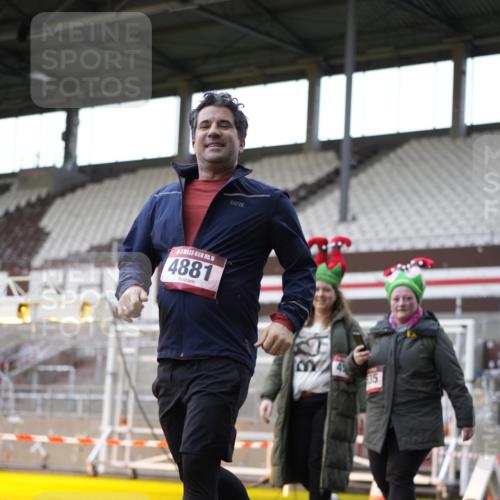 07.12.2025 - St. Pauli X-Mass-Run No. 15 Patografie http://msf.ph/oto/9366230 07.12.2025 10:50:42 Ziel 381, 564, 1726, 1729, 1730, 2737, 2738, 2763, 3368, 4535, 4537, 4760, 4881 meine-sportfotos.de