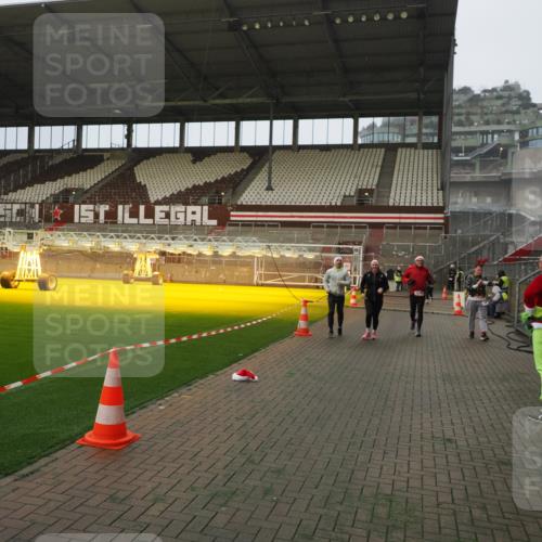 07.12.2025 - St. Pauli X-Mass-Run No. 15 Fabian Wolf http://msf.ph/oto/9366232 07.12.2025 10:19:27 Ziel 2750, 3011, 3013, 3695, 4038, 4115, 4466 meine-sportfotos.de