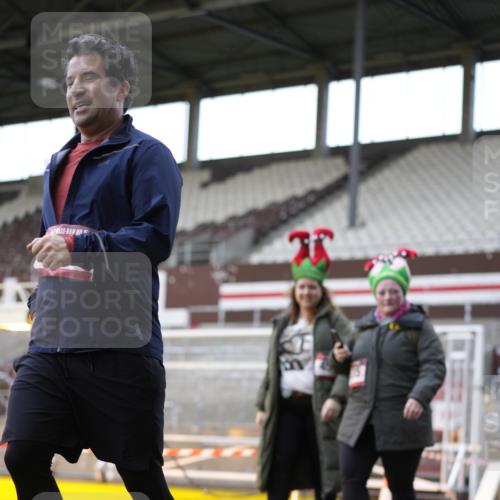07.12.2025 - St. Pauli X-Mass-Run No. 15 Patografie http://msf.ph/oto/9366233 07.12.2025 10:50:43 Ziel 381, 564, 1726, 1729, 1730, 2737, 2738, 2763, 3368, 4535, 4537, 4760, 4881 meine-sportfotos.de