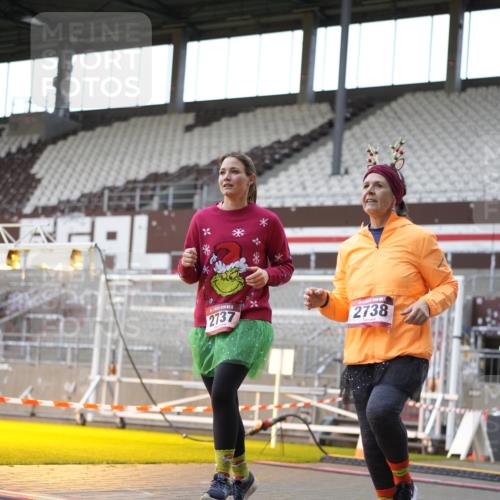 07.12.2025 - St. Pauli X-Mass-Run No. 15 Patografie http://msf.ph/oto/9366248 07.12.2025 10:50:48 Ziel 249, 381, 564, 769, 1726, 1729, 1730, 2737, 2738, 2763, 4535, 4537, 4760, 4881 meine-sportfotos.de