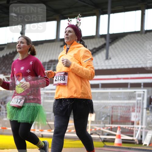 07.12.2025 - St. Pauli X-Mass-Run No. 15 Patografie http://msf.ph/oto/9366252 07.12.2025 10:50:48 Ziel 249, 381, 564, 769, 1726, 1729, 1730, 2737, 2738, 2763, 4535, 4537, 4760, 4881 meine-sportfotos.de