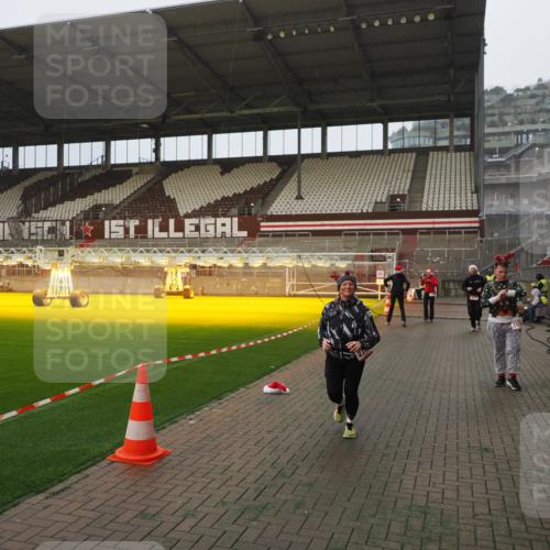 07.12.2025 - St. Pauli X-Mass-Run No. 15 Fabian Wolf http://msf.ph/oto/9366283 07.12.2025 10:19:36 Ziel 658, 661, 2750, 3011, 3013, 3695, 4038, 4074 meine-sportfotos.de