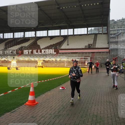 07.12.2025 - St. Pauli X-Mass-Run No. 15 Fabian Wolf http://msf.ph/oto/9366285 07.12.2025 10:19:36 Ziel 658, 661, 2750, 3011, 3013, 3695, 4038, 4074 meine-sportfotos.de
