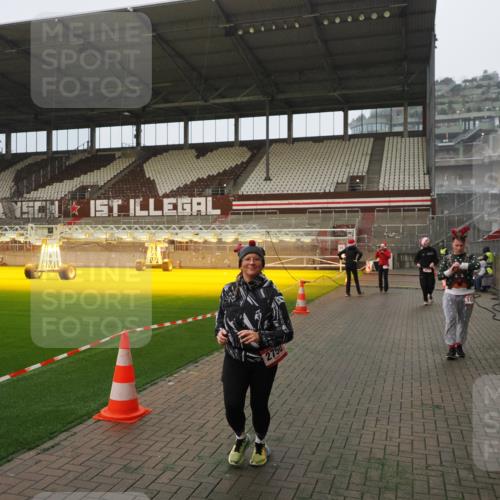 07.12.2025 - St. Pauli X-Mass-Run No. 15 Fabian Wolf http://msf.ph/oto/9366291 07.12.2025 10:19:37 Ziel 658, 661, 2750, 3011, 3013, 4038, 4074 meine-sportfotos.de