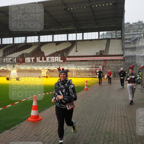07.12.2025 - St. Pauli X-Mass-Run No. 15 Fabian Wolf http://msf.ph/oto/9366293 07.12.2025 10:19:37 Ziel 658, 661, 2750, 3011, 3013, 4038, 4074 meine-sportfotos.de
