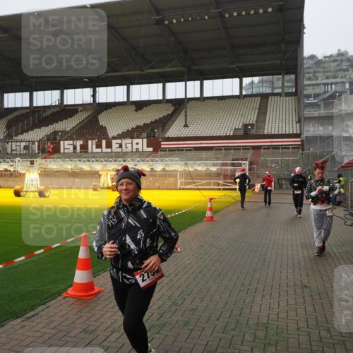 07.12.2025 - St. Pauli X-Mass-Run No. 15 Fabian Wolf http://msf.ph/oto/9366295 07.12.2025 10:19:37 Ziel 658, 661, 2750, 3011, 3013, 4038, 4074 meine-sportfotos.de