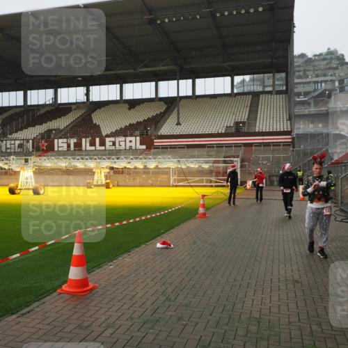 07.12.2025 - St. Pauli X-Mass-Run No. 15 Fabian Wolf http://msf.ph/oto/9366300 07.12.2025 10:19:38 Ziel 658, 661, 2750, 3011, 3013, 4038, 4074 meine-sportfotos.de