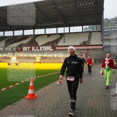 07.12.2025 - St. Pauli X-Mass-Run No. 15 Fabian Wolf http://msf.ph/oto/9366304 07.12.2025 10:19:45 Ziel 658, 661, 2750, 4074 meine-sportfotos.de