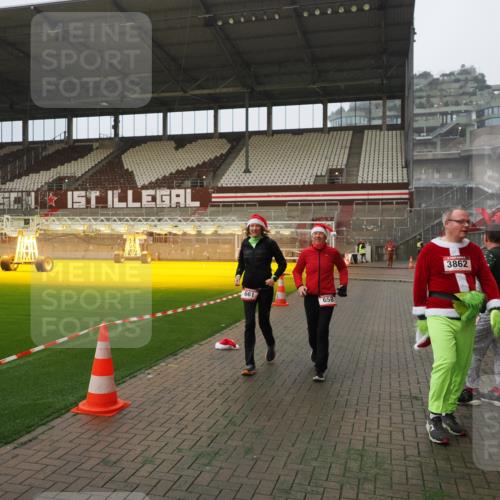 07.12.2025 - St. Pauli X-Mass-Run No. 15 Fabian Wolf http://msf.ph/oto/9366312 07.12.2025 10:19:48 Ziel 658, 661, 4074 meine-sportfotos.de