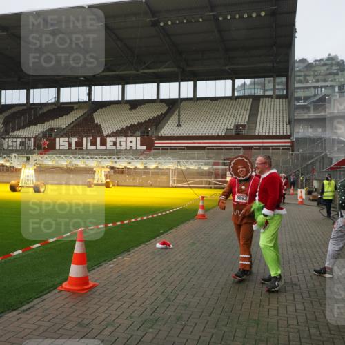 07.12.2025 - St. Pauli X-Mass-Run No. 15 Fabian Wolf http://msf.ph/oto/9366355 07.12.2025 10:19:59 Ziel 1364, 1903, 2238, 2751, 3846, 3871, 3893 meine-sportfotos.de