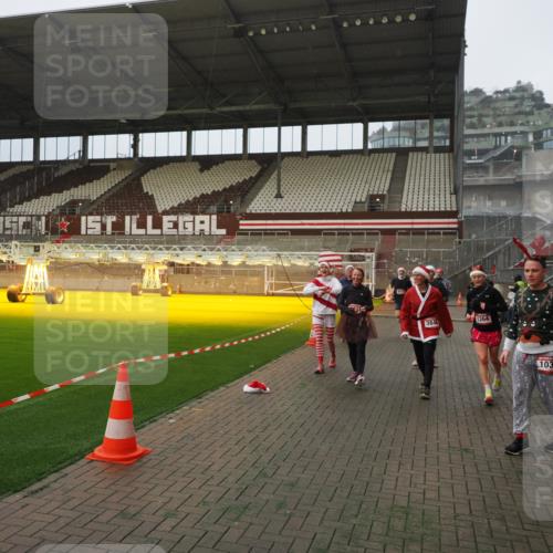 07.12.2025 - St. Pauli X-Mass-Run No. 15 Fabian Wolf http://msf.ph/oto/9366398 07.12.2025 10:20:07 Ziel 459, 1364, 1553, 1903, 2238, 2751, 3846, 3871, 3893, 4042, 4071 meine-sportfotos.de