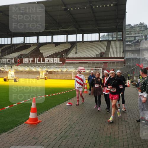 07.12.2025 - St. Pauli X-Mass-Run No. 15 Fabian Wolf http://msf.ph/oto/9366407 07.12.2025 10:20:08 Ziel 459, 1364, 1553, 1903, 2238, 2751, 2855, 3846, 3871, 3893, 4042, 4071, 4503 meine-sportfotos.de