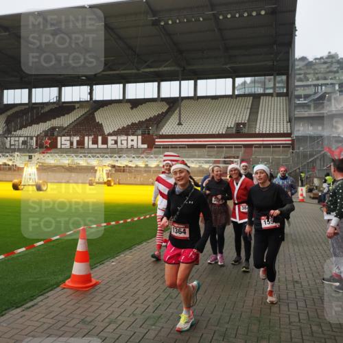 07.12.2025 - St. Pauli X-Mass-Run No. 15 Fabian Wolf http://msf.ph/oto/9366413 07.12.2025 10:20:09 Ziel 459, 1364, 1553, 1903, 2238, 2751, 2855, 3846, 3871, 3893, 4042, 4071, 4503 meine-sportfotos.de