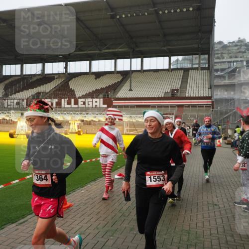 07.12.2025 - St. Pauli X-Mass-Run No. 15 Fabian Wolf http://msf.ph/oto/9366419 07.12.2025 10:20:09 Ziel 459, 1364, 1553, 1903, 2238, 2751, 2855, 3846, 3871, 3893, 4042, 4071, 4503 meine-sportfotos.de