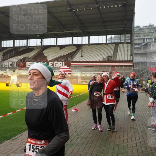 07.12.2025 - St. Pauli X-Mass-Run No. 15 Fabian Wolf http://msf.ph/oto/9366423 07.12.2025 10:20:10 Ziel 459, 1364, 1553, 1903, 2238, 2751, 2855, 3846, 3871, 3893, 4042, 4071, 4503 meine-sportfotos.de