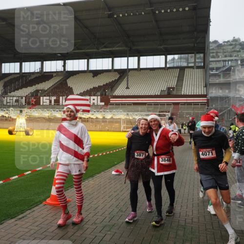 07.12.2025 - St. Pauli X-Mass-Run No. 15 Fabian Wolf http://msf.ph/oto/9366432 07.12.2025 10:20:10 Ziel 459, 1364, 1553, 1903, 2238, 2751, 2855, 3846, 3871, 3893, 4042, 4071, 4503 meine-sportfotos.de
