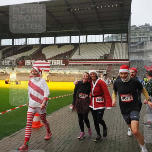 07.12.2025 - St. Pauli X-Mass-Run No. 15 Fabian Wolf http://msf.ph/oto/9366433 07.12.2025 10:20:11 Ziel 459, 1364, 1553, 1903, 2238, 2751, 2855, 3846, 3871, 4042, 4071, 4503 meine-sportfotos.de