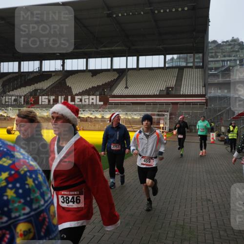 07.12.2025 - St. Pauli X-Mass-Run No. 15 Fabian Wolf http://msf.ph/oto/9366446 07.12.2025 10:20:12 Ziel 459, 1364, 1553, 1903, 2238, 2751, 2855, 3846, 3871, 4042, 4071, 4503 meine-sportfotos.de