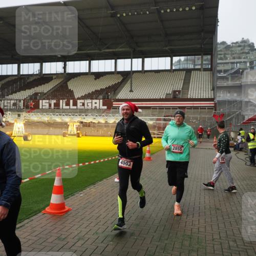 07.12.2025 - St. Pauli X-Mass-Run No. 15 Fabian Wolf http://msf.ph/oto/9366467 07.12.2025 10:20:15 Ziel 459, 1364, 1553, 1903, 2238, 2751, 2855, 3846, 3871, 4042, 4071, 4503, 4523 meine-sportfotos.de