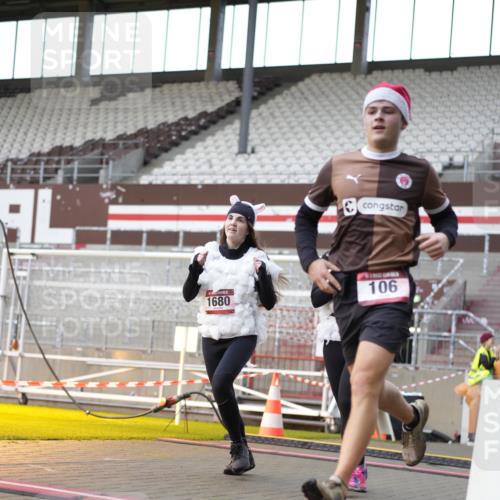 07.12.2025 - St. Pauli X-Mass-Run No. 15 Patografie http://msf.ph/oto/9366470 07.12.2025 10:53:25 Ziel 106, 546, 1679, 1680, 1681, 1682, 1683, 3128 meine-sportfotos.de