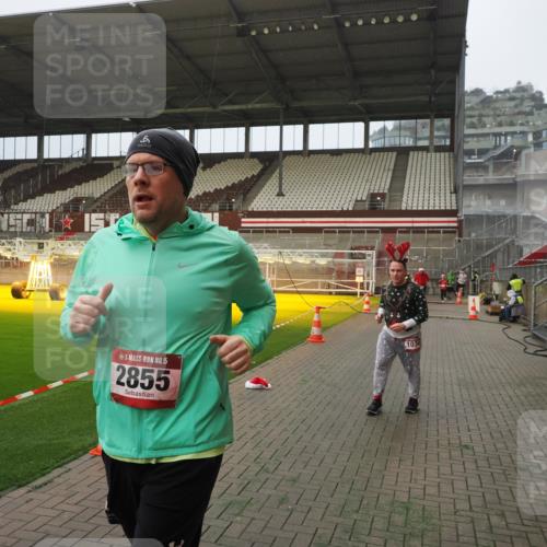 07.12.2025 - St. Pauli X-Mass-Run No. 15 Fabian Wolf http://msf.ph/oto/9366479 07.12.2025 10:20:16 Ziel 459, 1364, 1553, 1903, 2238, 2751, 2855, 3846, 3871, 4042, 4071, 4503, 4523 meine-sportfotos.de