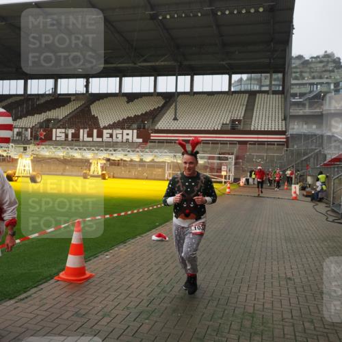 07.12.2025 - St. Pauli X-Mass-Run No. 15 Fabian Wolf http://msf.ph/oto/9366484 07.12.2025 10:20:17 Ziel 459, 1364, 1553, 1903, 2751, 2855, 3846, 3871, 4042, 4071, 4503, 4523 meine-sportfotos.de