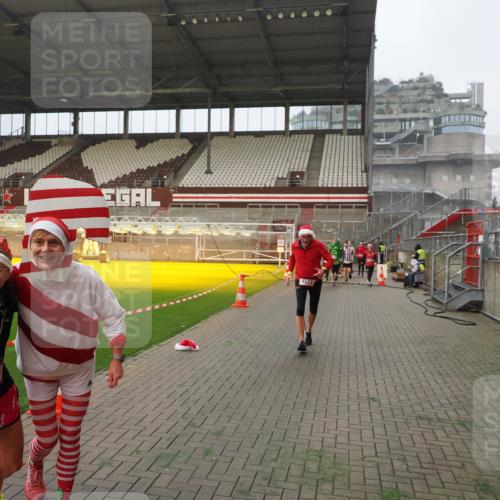 07.12.2025 - St. Pauli X-Mass-Run No. 15 Fabian Wolf http://msf.ph/oto/9366507 07.12.2025 10:20:22 Ziel 447, 452, 459, 461, 478, 1553, 2187, 2855, 3473, 3832, 4042, 4071, 4116, 4503, 4523 meine-sportfotos.de
