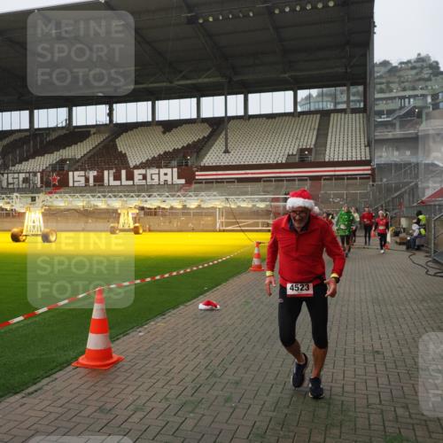 07.12.2025 - St. Pauli X-Mass-Run No. 15 Fabian Wolf http://msf.ph/oto/9366517 07.12.2025 10:20:23 Ziel 447, 452, 459, 461, 478, 2187, 2855, 3473, 3832, 4042, 4071, 4116, 4503, 4523 meine-sportfotos.de
