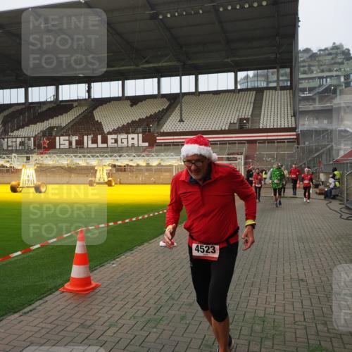 07.12.2025 - St. Pauli X-Mass-Run No. 15 Fabian Wolf http://msf.ph/oto/9366521 07.12.2025 10:20:24 Ziel 447, 452, 459, 461, 478, 2187, 2855, 3473, 3832, 4116, 4503, 4523 meine-sportfotos.de