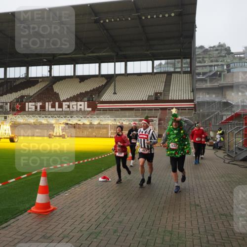 07.12.2025 - St. Pauli X-Mass-Run No. 15 Fabian Wolf http://msf.ph/oto/9366540 07.12.2025 10:20:27 Ziel 447, 452, 461, 478, 2187, 2855, 3473, 3832, 4116, 4490, 4503, 4523 meine-sportfotos.de
