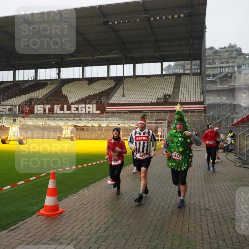 07.12.2025 - St. Pauli X-Mass-Run No. 15 Fabian Wolf http://msf.ph/oto/9366544 07.12.2025 10:20:28 Ziel 447, 452, 461, 478, 2187, 2855, 3473, 3832, 4116, 4490, 4503, 4523 meine-sportfotos.de