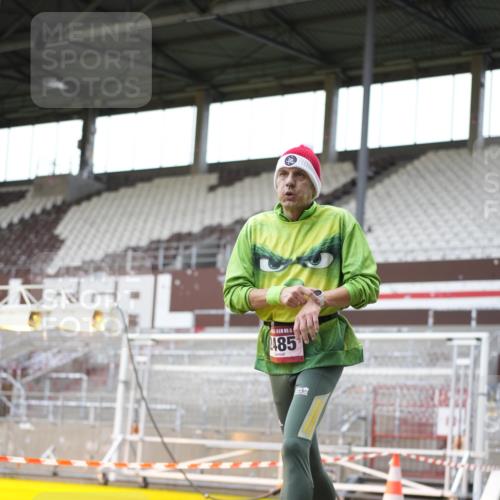 07.12.2025 - St. Pauli X-Mass-Run No. 15 Patografie http://msf.ph/oto/9366553 07.12.2025 10:55:48 Ziel 2485 meine-sportfotos.de
