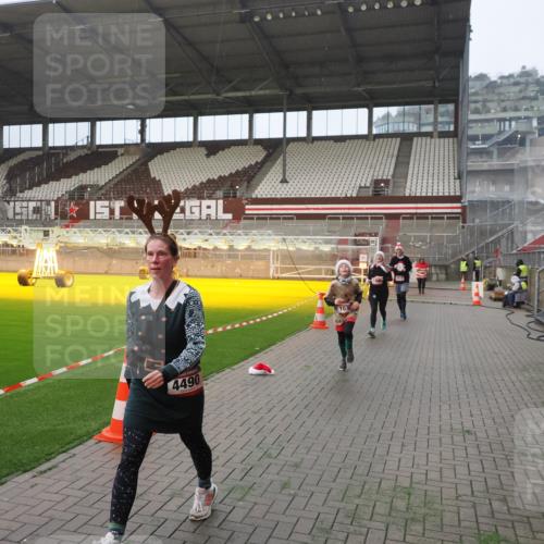 07.12.2025 - St. Pauli X-Mass-Run No. 15 Fabian Wolf http://msf.ph/oto/9366601 07.12.2025 10:20:39 Ziel 392, 447, 452, 461, 478, 1016, 1076, 1466, 2187, 3473, 3832, 4490, 4517 meine-sportfotos.de