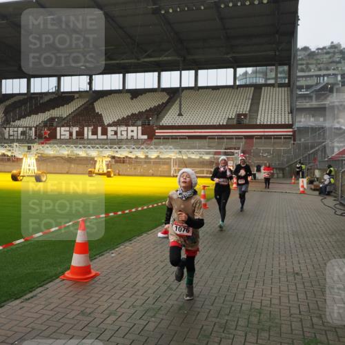 07.12.2025 - St. Pauli X-Mass-Run No. 15 Fabian Wolf http://msf.ph/oto/9366612 07.12.2025 10:20:40 Ziel 392, 447, 452, 461, 478, 1016, 1076, 1466, 2187, 3473, 3832, 4490, 4517 meine-sportfotos.de