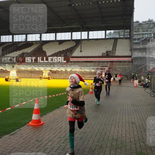 07.12.2025 - St. Pauli X-Mass-Run No. 15 Fabian Wolf http://msf.ph/oto/9366614 07.12.2025 10:20:41 Ziel 392, 447, 452, 461, 478, 1016, 1076, 1466, 2187, 3473, 4490, 4517 meine-sportfotos.de