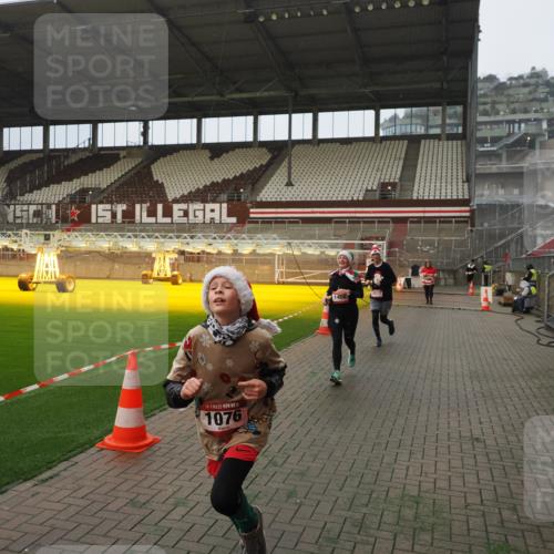 07.12.2025 - St. Pauli X-Mass-Run No. 15 Fabian Wolf http://msf.ph/oto/9366616 07.12.2025 10:20:41 Ziel 392, 447, 452, 461, 478, 1016, 1076, 1466, 2187, 3473, 4490, 4517 meine-sportfotos.de