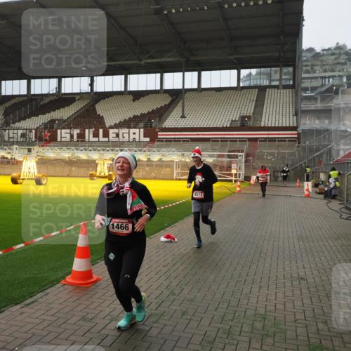07.12.2025 - St. Pauli X-Mass-Run No. 15 Fabian Wolf http://msf.ph/oto/9366631 07.12.2025 10:20:42 Ziel 392, 461, 478, 1016, 1076, 1466, 2187, 4490, 4517 meine-sportfotos.de