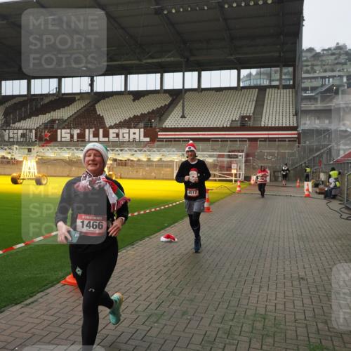 07.12.2025 - St. Pauli X-Mass-Run No. 15 Fabian Wolf http://msf.ph/oto/9366634 07.12.2025 10:20:42 Ziel 392, 461, 478, 1016, 1076, 1466, 2187, 4490, 4517 meine-sportfotos.de