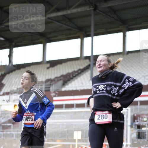 07.12.2025 - St. Pauli X-Mass-Run No. 15 Patografie http://msf.ph/oto/9366652 07.12.2025 10:57:05 Ziel 280, 566, 763, 1097, 1099, 3064, 3067, 3275, 4799 meine-sportfotos.de