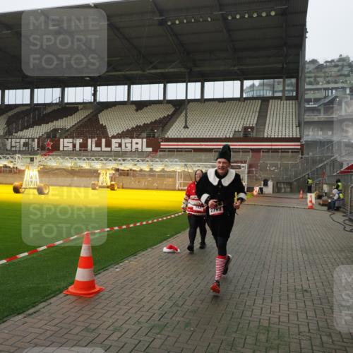 07.12.2025 - St. Pauli X-Mass-Run No. 15 Fabian Wolf http://msf.ph/oto/9366664 07.12.2025 10:20:52 Ziel 392, 1016, 1076, 1466, 2799, 4517 meine-sportfotos.de