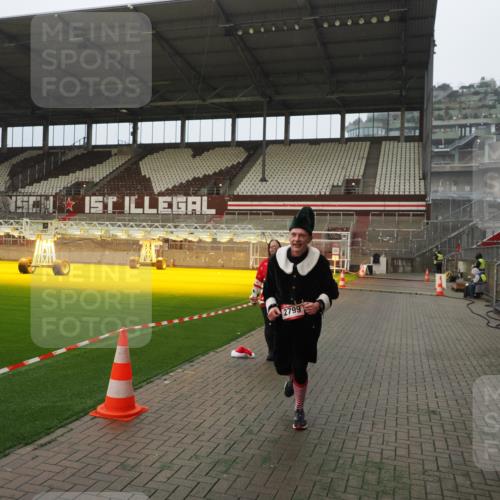 07.12.2025 - St. Pauli X-Mass-Run No. 15 Fabian Wolf http://msf.ph/oto/9366665 07.12.2025 10:20:52 Ziel 392, 1016, 1076, 1466, 2799, 4517 meine-sportfotos.de