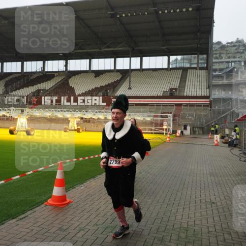 07.12.2025 - St. Pauli X-Mass-Run No. 15 Fabian Wolf http://msf.ph/oto/9366669 07.12.2025 10:20:52 Ziel 392, 1016, 1076, 1466, 2799, 4517 meine-sportfotos.de