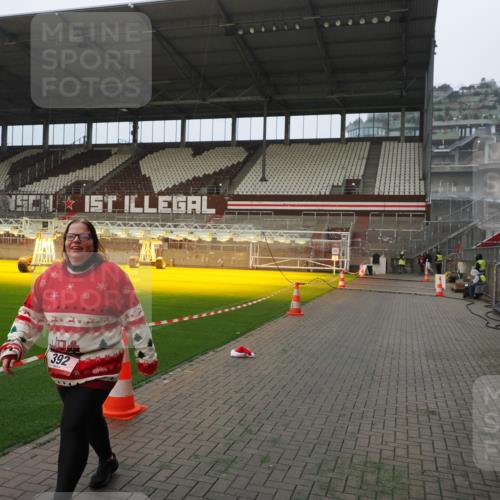 07.12.2025 - St. Pauli X-Mass-Run No. 15 Fabian Wolf http://msf.ph/oto/9366695 07.12.2025 10:20:55 Ziel 392, 2799, 4517 meine-sportfotos.de